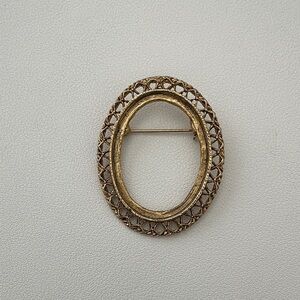 Elegant Gold Filigree Brooch